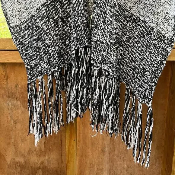 Steve Madden Women's Black And White Fringe Trim Poncho OSFM. NEW WITH DEFECTS - Picture 6 of 10